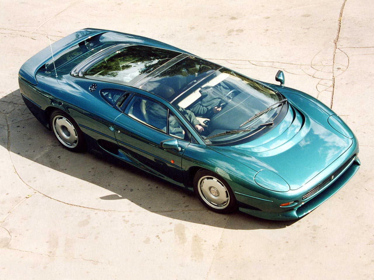 Машина Ягуар xj220